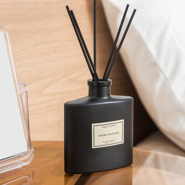 lifestyle shot – matte black diffuser on marble tray in living room